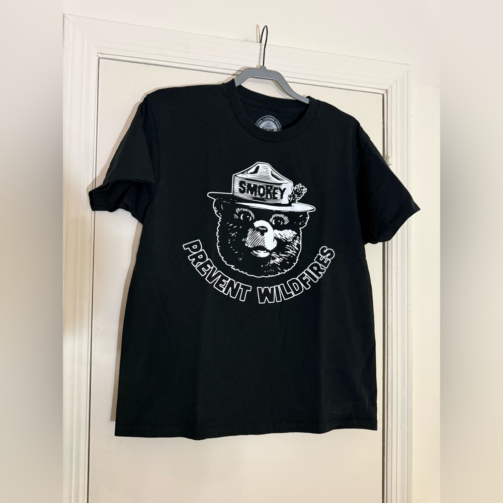 Black Smokey Bear Graphic T-Shirt
Size Large
In Great Condition
